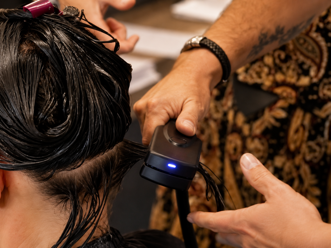 KryoHairStyle Kältegerät bei der Eishaarversiegelung an einer Kundin im Salon